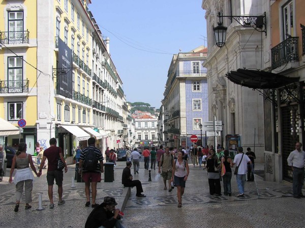 Na imagem, a tradicional descida do Chiado com indivíduo de canadiana, do lado direito.