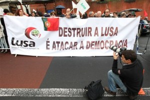 Destruir a democracia é atacar a Lusa e vice-versa, que nós somos todos idiotas.