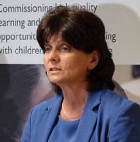 Joyce Thacker e um daqueles cartazes muito bons sobre igualdade de oportunidades para crianças e essas coisas bonitas.