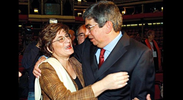 Eduardo Ferro Rodrigues, filho de Eduardo Ferro Rodrigues e pai da apresentadora Ferro Rodrigues, o novo líder parlamentar do Partido Socialista (na imagem, à direita).