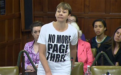Caroline Lucas não só lê o The Sun como se incomoda com a "objectificação da mulher" através de piropos (ou algo assim).