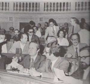 25. 1975. Fumar na primeira fila do parlamento era outra coisa