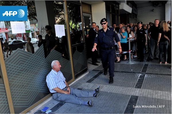 homem-chora-porta-banco