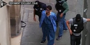 le-suspect-est-apparu-menotte-pieds-nus-et-en-tenue_3128164_800x400