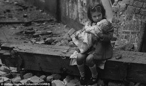 Imagem de uma criança em Inglaterra, c. 1940, a quem um progressista idiota terá explicado que os alemães não são todos maus, só estes que bombardeiam é que são, porque tiveram uma má acção, provavelmente sem culpa e sim por falta de oportunidades, integração, igualdade, emprego, blá blá…