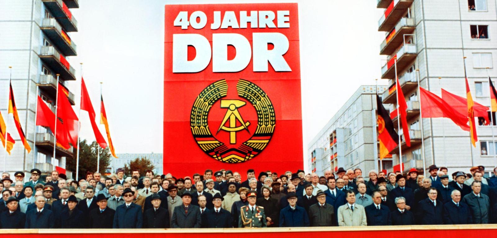 Militaerparade-zum-40-jaehrigen-Bestehen-der-DDR