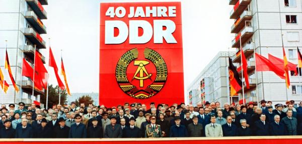 Militaerparade-zum-40-jaehrigen-Bestehen-der-DDR